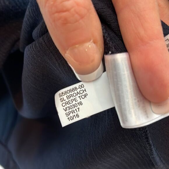 Banana Republic Flower Broach Crepe Navy Top. Size Small. - Picture 10 of 10